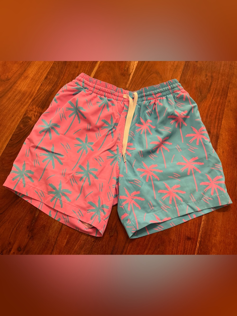 Chubbies Palm Tree Swim Trunks Men’s Med 5.5” Inseam Pink Blue Tropical Shorts